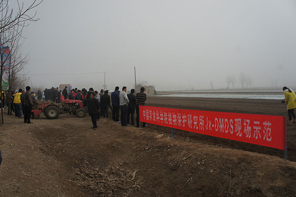2016.03公司團隊在山東山丘開(kāi)展土傳病害防控技術(shù)現場(chǎng)培訓會(huì )2.jpg